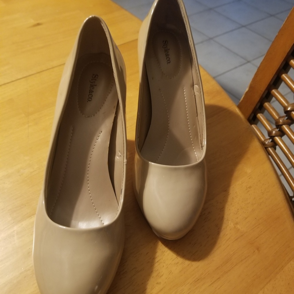 Like new nude/tan heels